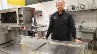 Sein erstes eigenes Lokal: Tristan Brandt steht in der Küche des Schlossparkrestaurants in Weinheim.
