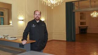 Das Geschirr ist schon da, Tische und Stühle fehlen aber noch in Tristan Brandts neuem Schlossparkrestaurant in Weinheim.