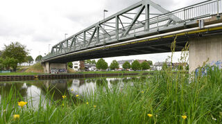 Am Fußweg der Feldwegbrücke in Ilvesheim sind größere Reparaturarbeiten notwendig. Die Kosten liegen im sechsstelligen Bereich.