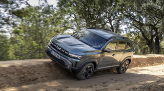 Verschiedene Assistenzsysteme unterstützen das Fahren abseits befestigter Straßen. Der Dacia Duster fühlt sich aber auch auf dem Asphalt sehr wohl.