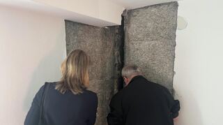 In dem durchfeuchteten Raum ist die Wand in der Ecke aufgestemmt und es riecht muffig.