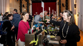 Der Verein "Pfalzwein e.V." und die Landwirtschaftskammer Rheinland-Pfalz veranstalteten an sechs verschiedenen Orten in der Speyerer Innenstadt zum zehnten Mal die zweitägige Weinmesse "Wein am Dom“. Unser Bild zeigt den Stand des Weingut Brenneis-Koch aus Bad Dürkheim-Leistadt im Alten Stadtsaal.