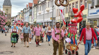 Das Brezelfest in Speyer, hier ein Bild vom Umzug durch die Innenstadt aus dem Jahr 2022, wird in diesem Jahr ausfalllen. Dem Verkehrsverein sind die verschärften Sicherheitsvorkehrungen zu aufwändig.