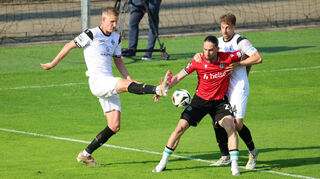 Innenverteidiger Niklas Hoffmann (links) darf gegen den VfB Stuttgart II auf einen erneuten Startelf-Einsatz hoffen.