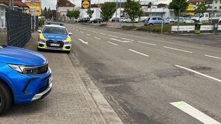 Die 63-jährige Fahrradfahrerin war verkehrswidrig auf dem Fußweg unterwegs. Bei der Kollision mit dem Auto wurde sie leicht verletzt.
