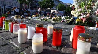 Blumen und Kerzen auf dem Marktplatz zum Gedenken an den getöteten Polizisten.