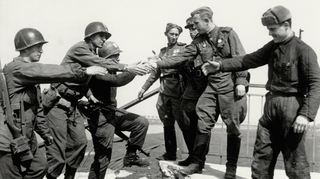 Der historische Handschlag von Torgau, für dieses Foto nachgestellt am Tag darauf, dem 26. April 1945.