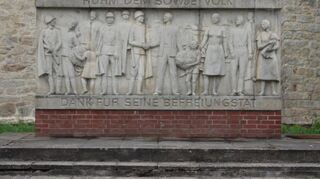 Geschichtsklitterung a la DDR: Der 1975 am Elbeufer aufgestellte Gedenkstein rühmt die Befreiung durch die Sowjetarmee; die Beteiligung der US-Armee bleibt unerwähnt.