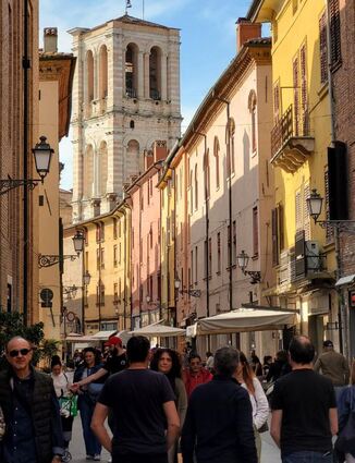 In der Innenstadt von Ferrara geht es quirlig zu.