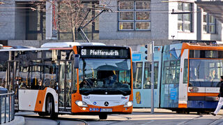 In RNV-Bussen wie diesem am Mannheimer Hauptbahnhof kann man nur noch mit Karte zahlen. Oder Handy, sofern darauf eine hinterlegt ist.