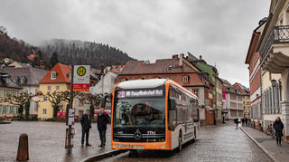 Die Umstellung der Zahlungsweise betrifft alle RNV-Busse in der Region, also auch diesen mit E-Antrieb am Heidelberger Karlsplatz.