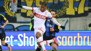 Jarzinho Malanga (hier in Saarbrücken gegen Calogero Rizzuto) trifft am Sonntagabend mit dem VfB Stuttgart II auf seinen Jugend-Club SV Waldhof, den er im Sommer 2022 verließ.