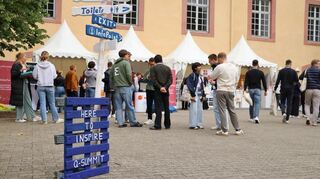 Auf dem Schneckenhof der Universität, dieser Tage hip „Innovillage“ genannt, präsentieren sich etablierte Unternehmen und junge Start-ups.