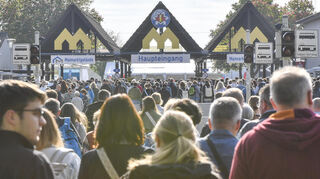 Andrang vor dem Eingang: Besucher warten auf Einlass bei der Eröffnung des Maimarkts 2025 in Mannheim.