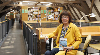 Michaela Frößinger, die Leiterin der Stadtbibliothek in Viernheim, mit einem ihrer Lieblingsbücher.