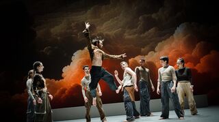 Das Mannheimer Compagniemitglied Lorenzo Angelini (Mitte) mit dem Ensemble in „The Dreamer“, einer Choreografie von Martin Harriague, aus dem zweiten Teil des Tanzabends „One Love«“.