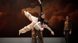 Die Ensemblemitglieder Natsuho Matsumoto und Nicola Prato in "The Dreamer", Choreografie von Martin Harriague im zweiteiligen NTM-Tanzabend "One Love".