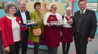 Hier gibt es gute Milch: OB Christian Specht, Regierungspräsidentin Sylvia M. Felder und Minister Hauk bei den Landfrauen bei der Eröffnung des Maimarkts.