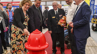 Da wird die Prominenz nassgespritzt vom fahrenden Hydranten am Stand vom „Schulterschluss“.