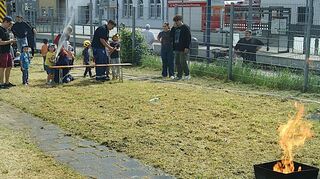 Mit einem Gartenschlauch können Kinder Löschübungen vornehmen.