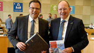 Kämmerer Volker Proffen (l.) und Oberbürgermeister Christian Specht vor ihren Etatreden im vergangenen Herbst. Bereits im aktuellen Haushalt haben sie etliche Einsparungen vorgenommen.