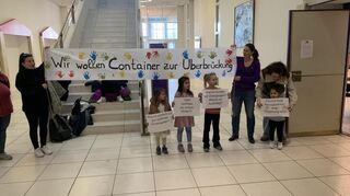 Die von der Schließung betroffenen Familien protestieren vor Beginn der Gemeinderatssitzung im Mannheimer Stadthaus und fordern eine Interimslösung. Dieser hat die Kirche eine Absage erteilt.