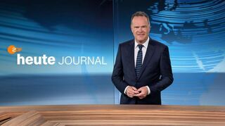Christian Sievers steht in der Kulisse der ZDF-Nachrichtensendung „heute journal“ Er moderiert das Magazin seit 2022.