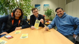 Bäderchef Marius Schmidt (Mitte) stellt gemeinsam mit Philipp Butterfass (l.) und Eduardo Hurtado Perez den Festival-Sommer in Lampertheim vor.