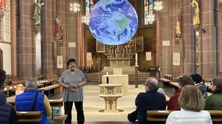Birgit Käser erläuterte architektonische Besonderheiten und kunsthistorisch bedeutende Details der Apostelkirche