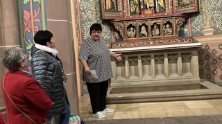 Fünf Altäre im gotschen Stil schmücken die Kirche.