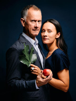 Mike Svoboda, Komponist und Dirigent der Uraufführungsproduktion „Adam & Eva“ bei den Schwetzinger SWR Festspielen 2025, mit der Librettistin Anne-May Krüger.