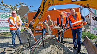 Zufriedene Gesichter beim Spatenstich am Edinger Messplatz (v.l.): Bürgermeister-Stellvertreter Dietrich Herold, Hilmar Mollo und Martin Herkommer (beide Deutsche Giganetz) sowie Bürgermeister Florian König.