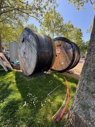Auf dem Parkplatz am Fischerhäusel in Edingen hat ein Tiefbauunternehmen sein Depot für die Arbeiten zum Glasfaserausbau eingerichtet.