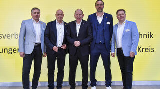 v.l. Axel Kehrberger, Stephan Kolb, OB Christian Specht, Stefan Quast und Jochen Baumgärtner beim Treffen der Elektroinnung auf dem Maimarkt.