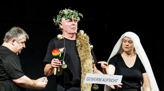 Caesar (Bernhard Weller, Bildmitte) wird mit Ehrungen überhäuft. Gemeinsam mit Götz Valter und Angela Pfenninger begeisterte Weller bei der Premiere das Publikum im Alten Stadtsaal in Speyer.