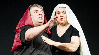 Clodius Pulcher (Götz Valter, links) schleicht sich als Frau verkleidet zum Fest zu Ehren der Bona Dea, um sich mit seiner Geliebten Pompeia (Angela Pfenninger), der Frau des Julius Cäsar, zu treffen.
