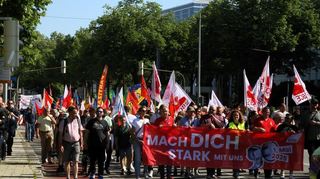 Der Demonstrationszug zieht über den Friedrichsring.