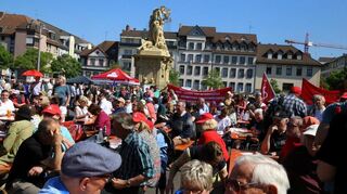 Auf dem Marktplatz hörten viele den reednern zu.
