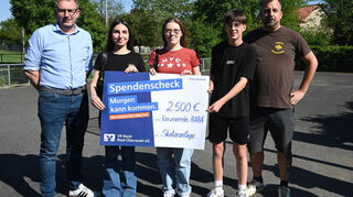 Spendenübergabe des Kerwevereins: Karsten Krug (v.l.), Nilay Cavusoglu, Tamara Menger, Jan Munz und Sascha Drexler.