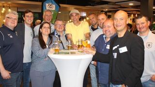 Der frühere Nationalspieler und Spieler des FC Bayern München (Mitte) sucht das Gespräch mit den Verantwortlichen des TSV Amicitia.