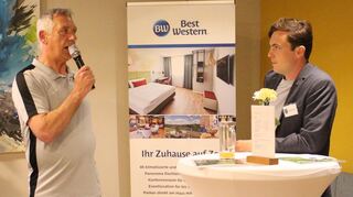 Volker Wendt (l.) und Niklas Roesch präsentieren die zahlreichen Projekte der Fußballabteilung.
