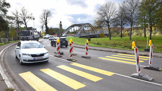 Dieser Zebrastreifen an der Brücke nach Seckenheim war nötig, weil die Fuß- und Radwege an der Brücke saniert werden mussten. Die Arbeiten zogen sich über Monate hin und sorgten für erhebliche Verkehrsbehinderungen für Fußgänger und Radfahrer.