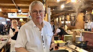 Franz Goetjes bietet auf dem Maimarkt Schwarzwälder Spezialitäten an.