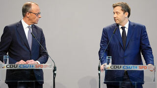 Friedrich Merz (l), soll am Dienstag zum Kanzler gewählt werden. Wenn nichts mehr schiefgeht, wird Lars Klingbeil (r) dann Vizekanzler.