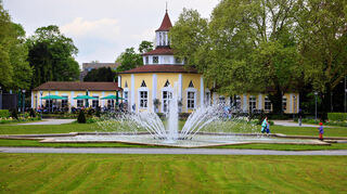 Der Ebertpark mit Sternbrunnen und Turmrestaurant, eröffnet zur Süddeutschen Gartenbauausstellung im Mai 1925.