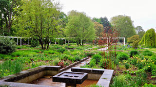 Schön begrünt und bepflanzt, aber mit inzwischen leeren Becken: der Quellgarten.