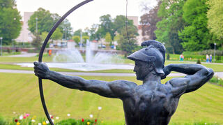 Die Skulptur "Der Bogenschütze" von Ernst Moritz Geyger steht vor dem Turmrestaurant.