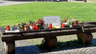 An die Amokfahrt vom 3. März erinnern heute noch einige Blumen und Kerzen, die auf einer Bank am Paradeplatz abgelegt worden sind.