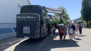 Der "Womo-Bus" am unteren Ende der Maimarkthallen vor dem Afrikanischen Dorf. Bis zu 20 Reisende können darin übernachten.