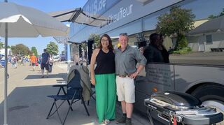 Klaus-Peter Schmidt und seine Frau Simone Bohnenstengel-Schmidt stellen den "Womo-Bus" vor. An Bord sind auch 20 Campingstühle, Tische und ein Elektrogrill.